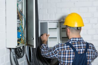 Auxiliar de Instalações Elétricas e Hidráulicas